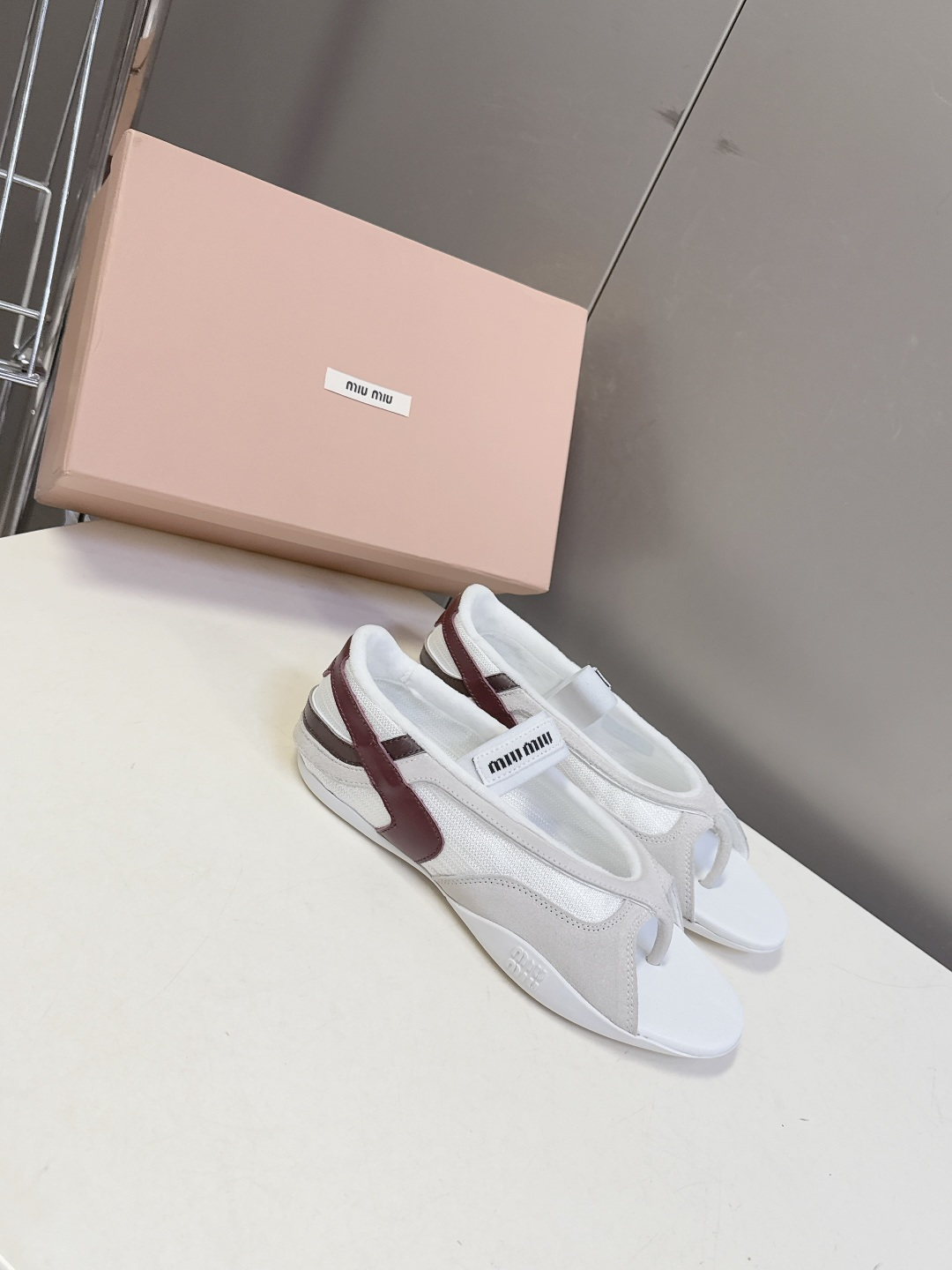 MiuMiu缪缪春夏最新走秀款复古休闲鞋 夹脚鞋官方秀场出镜率最高的单品 超多明星时尚博主种草 miu系