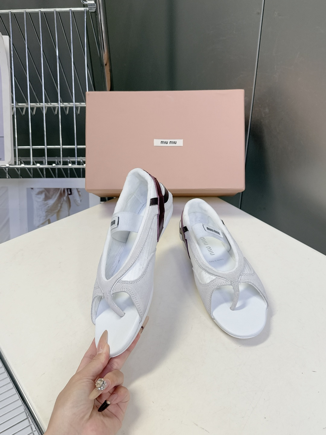 MiuMiu缪缪春夏最新走秀款复古休闲鞋 夹脚鞋官方秀场出镜率最高的单品 超多明星时尚博主种草 miu系