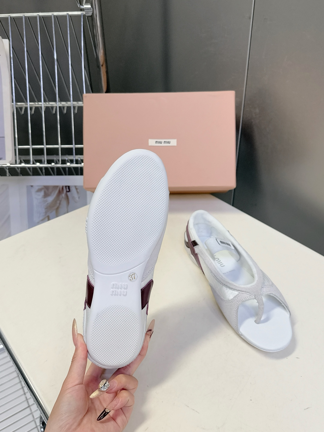 MiuMiu缪缪春夏最新走秀款复古休闲鞋 夹脚鞋官方秀场出镜率最高的单品 超多明星时尚博主种草 miu系