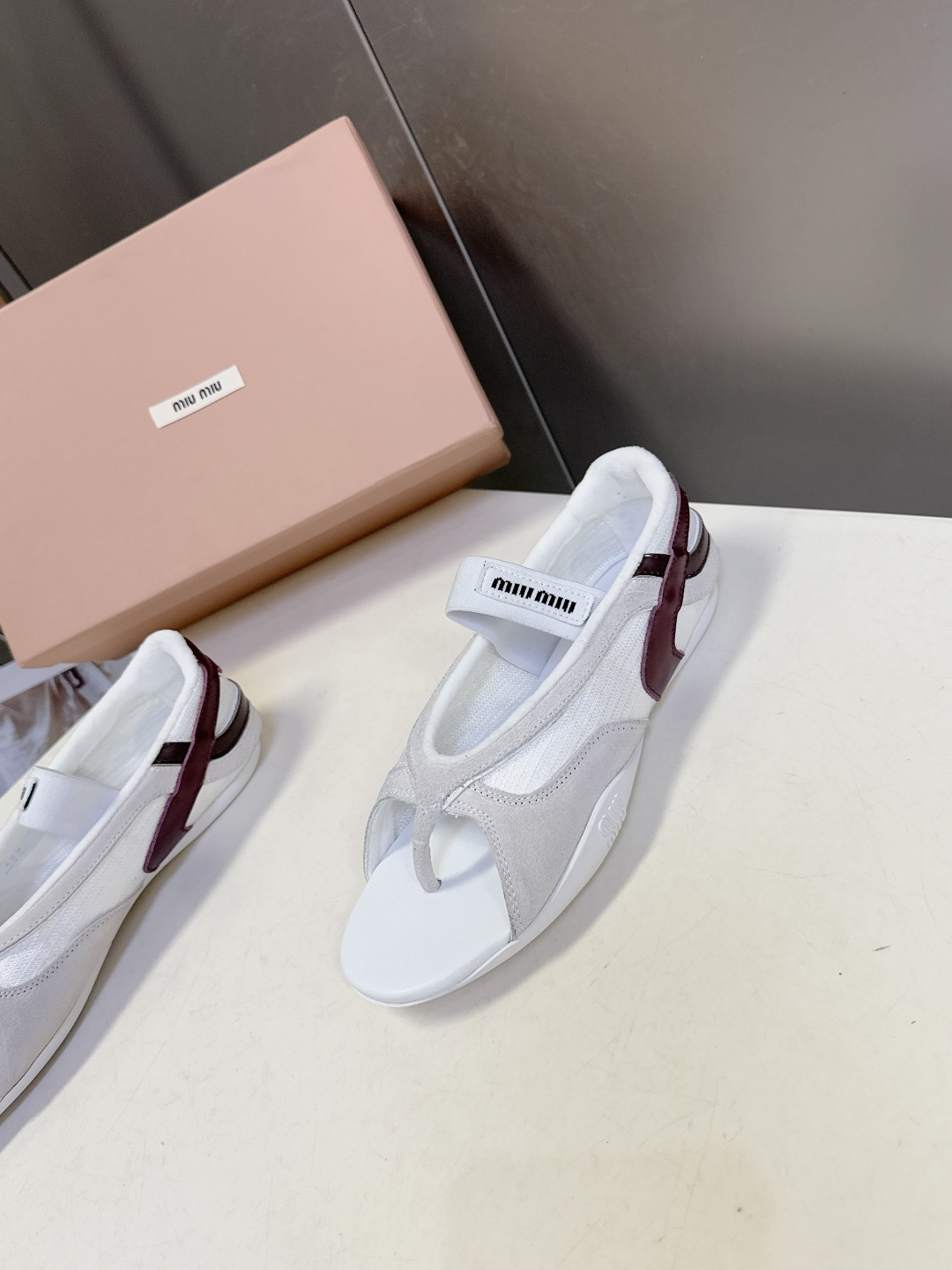 MiuMiu缪缪春夏最新走秀款复古休闲鞋 夹脚鞋官方秀场出镜率最高的单品 超多明星时尚博主种草 miu系