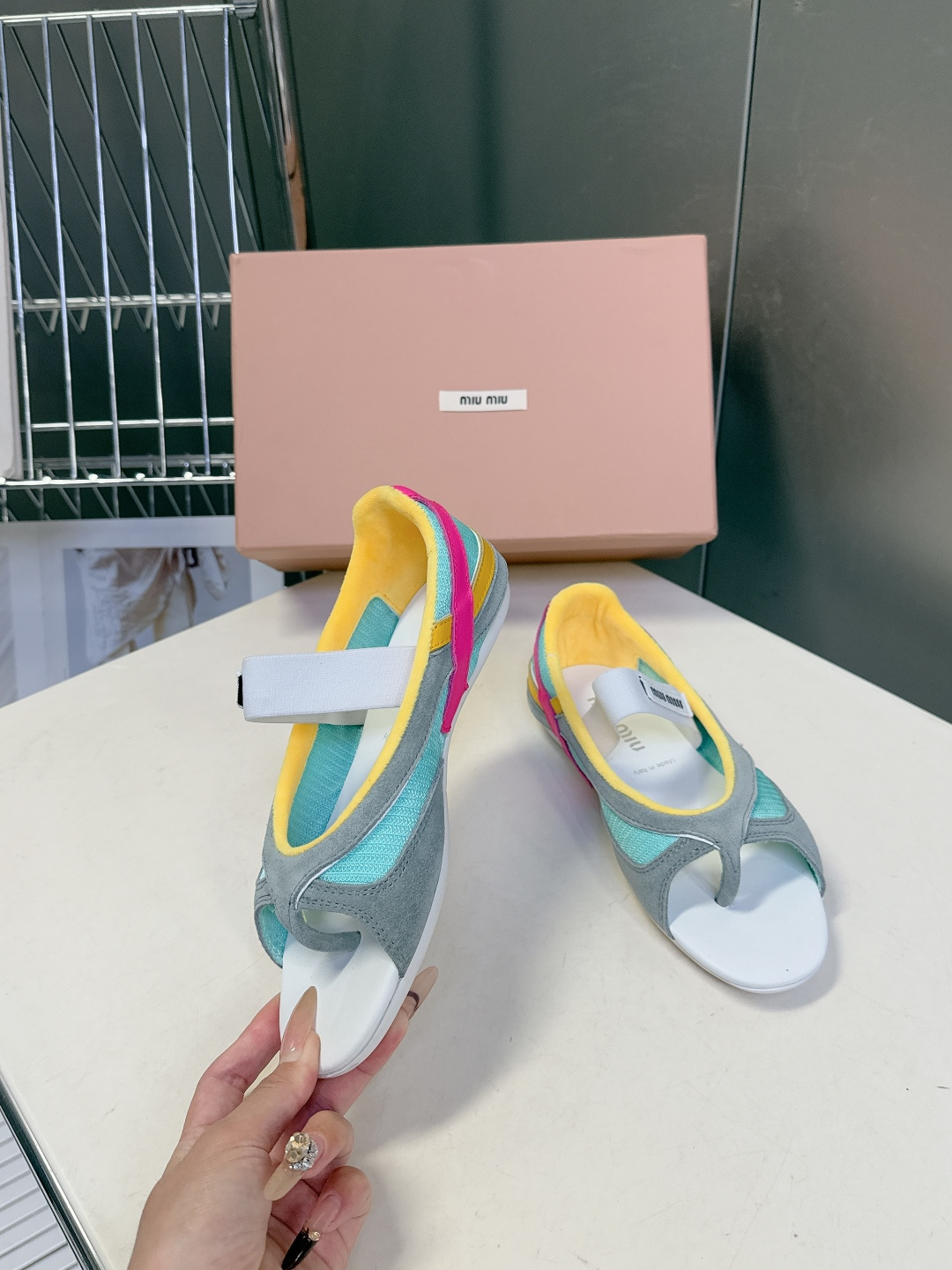 MiuMiu缪缪春夏最新走秀款复古休闲鞋 夹脚鞋官方秀场出镜率最高的单品 超多明星时尚博主种草 miu系