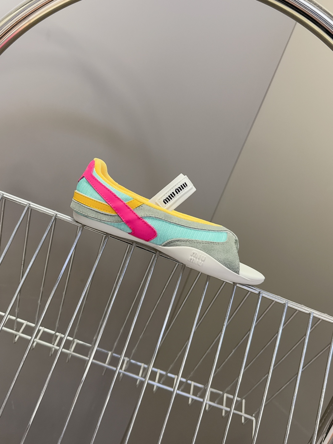 MiuMiu缪缪春夏最新走秀款复古休闲鞋 夹脚鞋官方秀场出镜率最高的单品 超多明星时尚博主种草 miu系