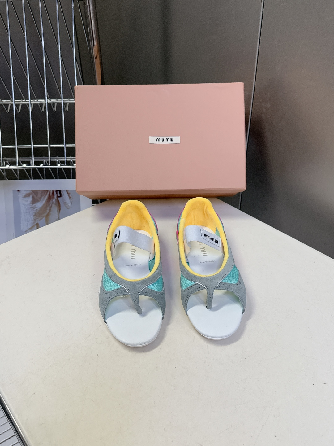 MiuMiu缪缪春夏最新走秀款复古休闲鞋 夹脚鞋官方秀场出镜率最高的单品 超多明星时尚博主种草 miu系