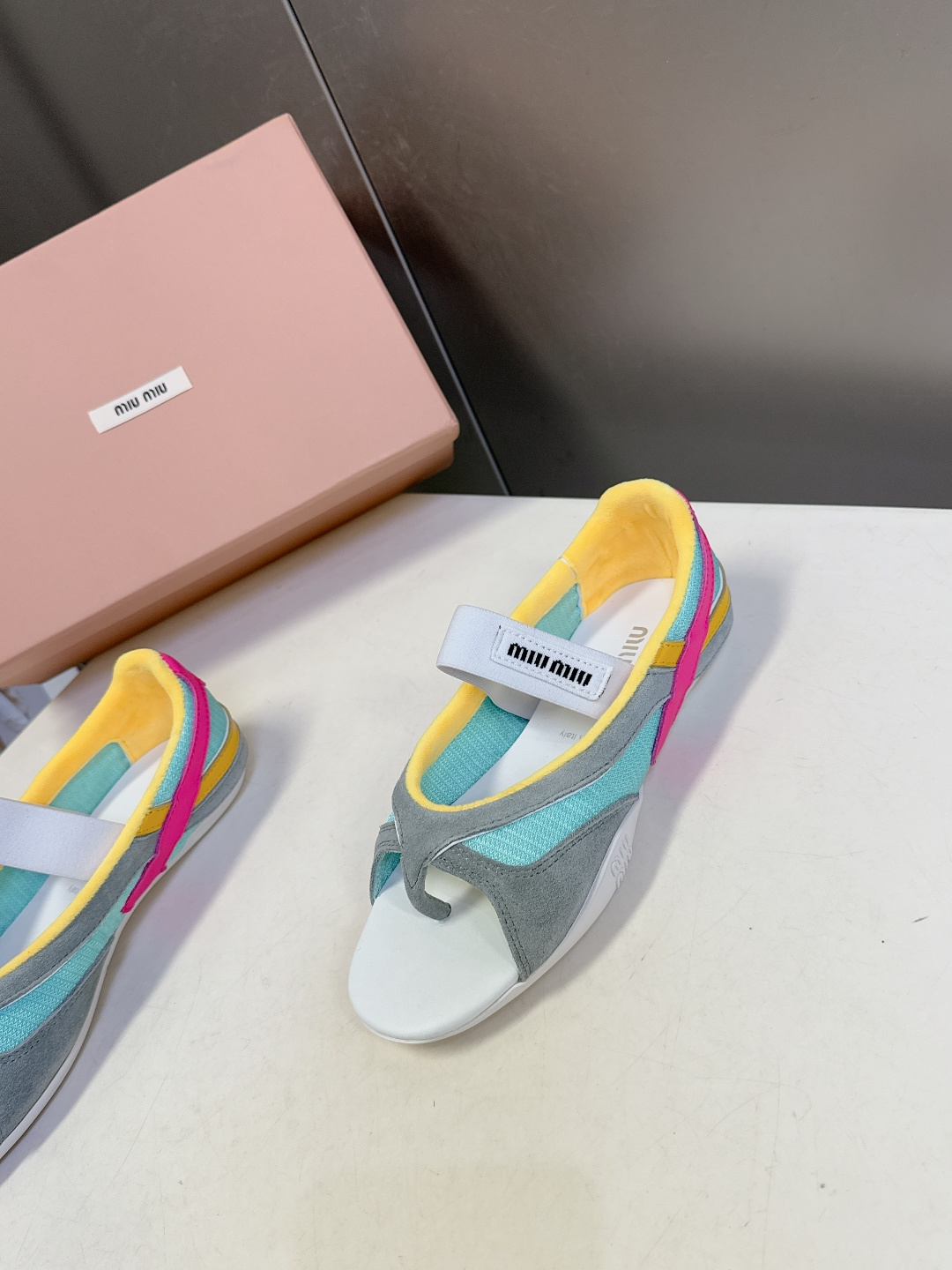 MiuMiu缪缪春夏最新走秀款复古休闲鞋 夹脚鞋官方秀场出镜率最高的单品 超多明星时尚博主种草 miu系