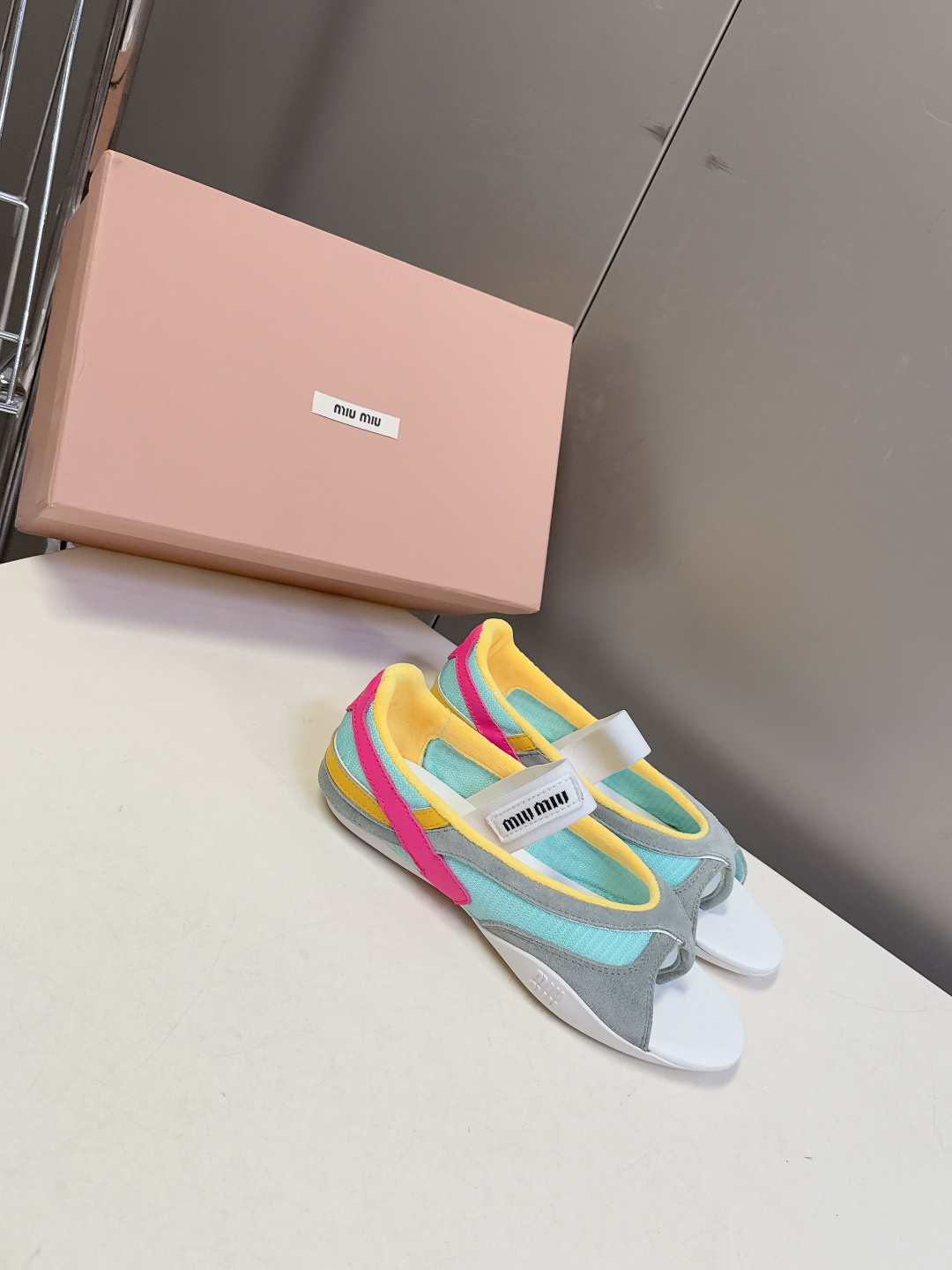 MiuMiu缪缪春夏最新走秀款复古休闲鞋 夹脚鞋官方秀场出镜率最高的单品 超多明星时尚博主种草 miu系