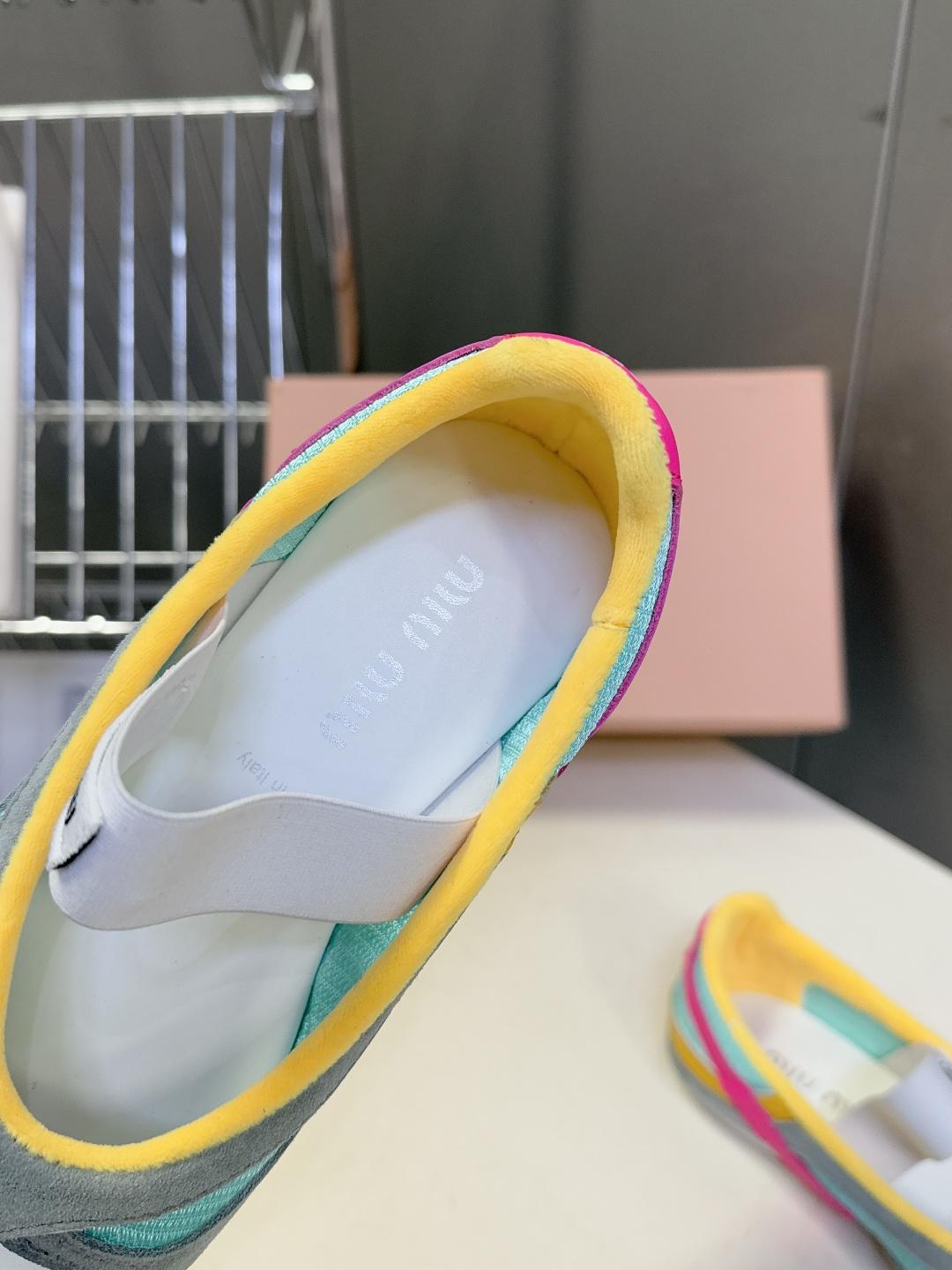 MiuMiu缪缪春夏最新走秀款复古休闲鞋 夹脚鞋官方秀场出镜率最高的单品 超多明星时尚博主种草 miu系