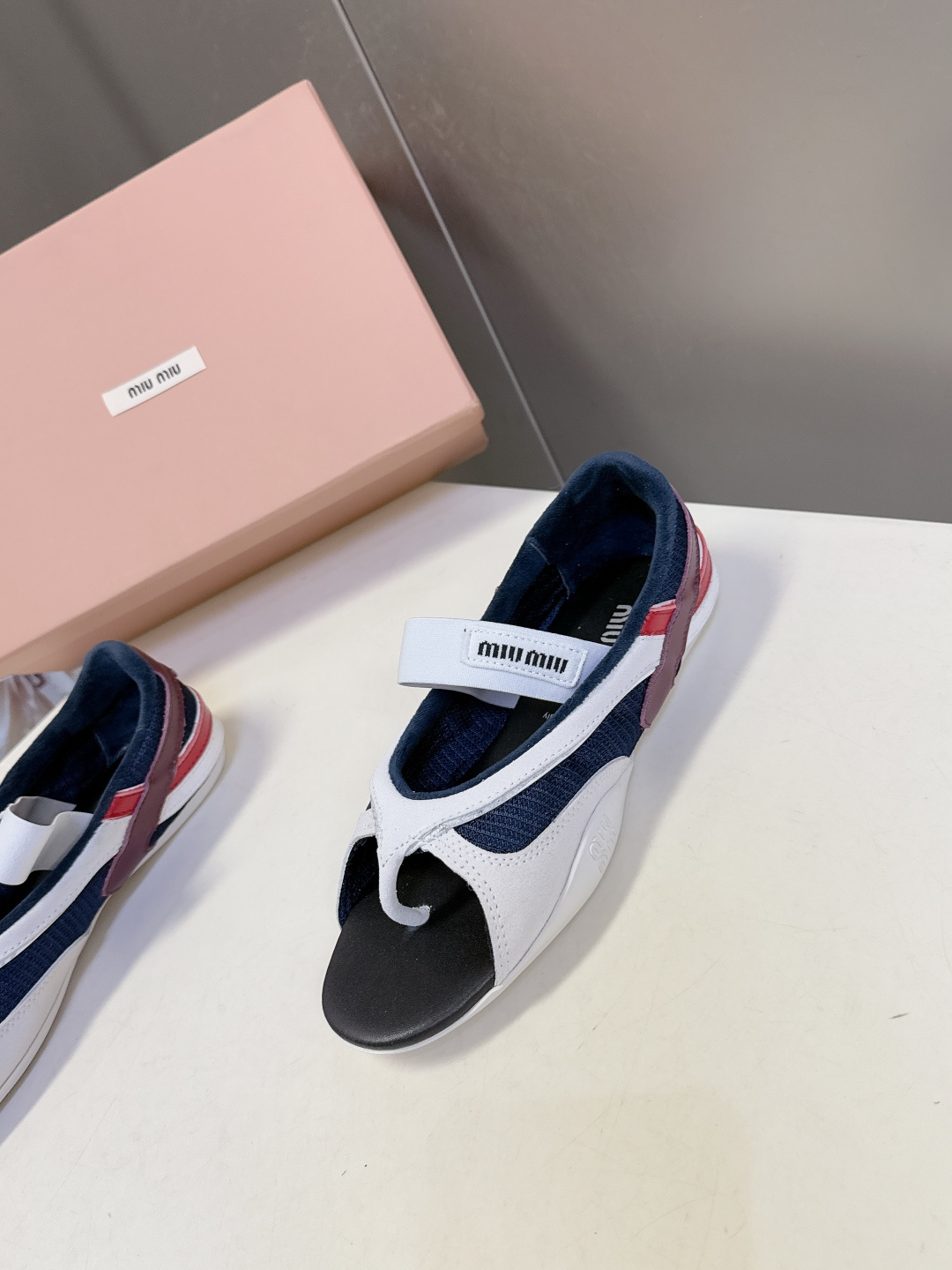 MiuMiu缪缪春夏最新走秀款复古休闲鞋 夹脚鞋官方秀场出镜率最高的单品 超多明星时尚博主种草 miu系