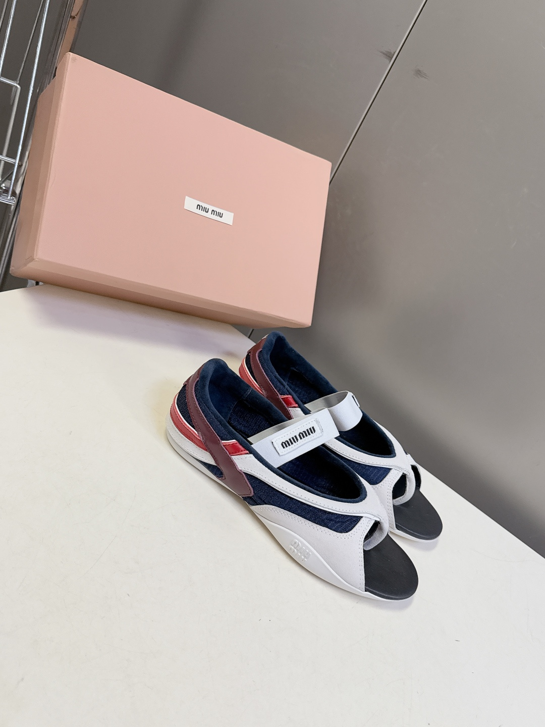 MiuMiu缪缪春夏最新走秀款复古休闲鞋 夹脚鞋官方秀场出镜率最高的单品 超多明星时尚博主种草 miu系