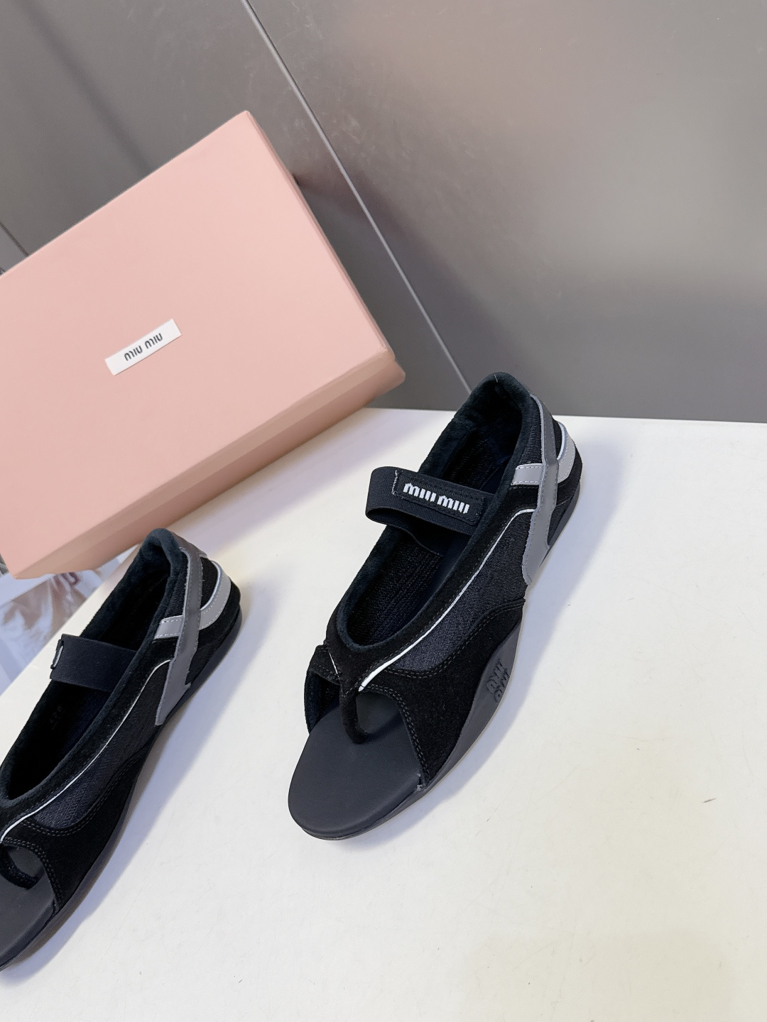 MiuMiu缪缪春夏最新走秀款复古休闲鞋 夹脚鞋官方秀场出镜率最高的单品 超多明星时尚博主种草 miu系
