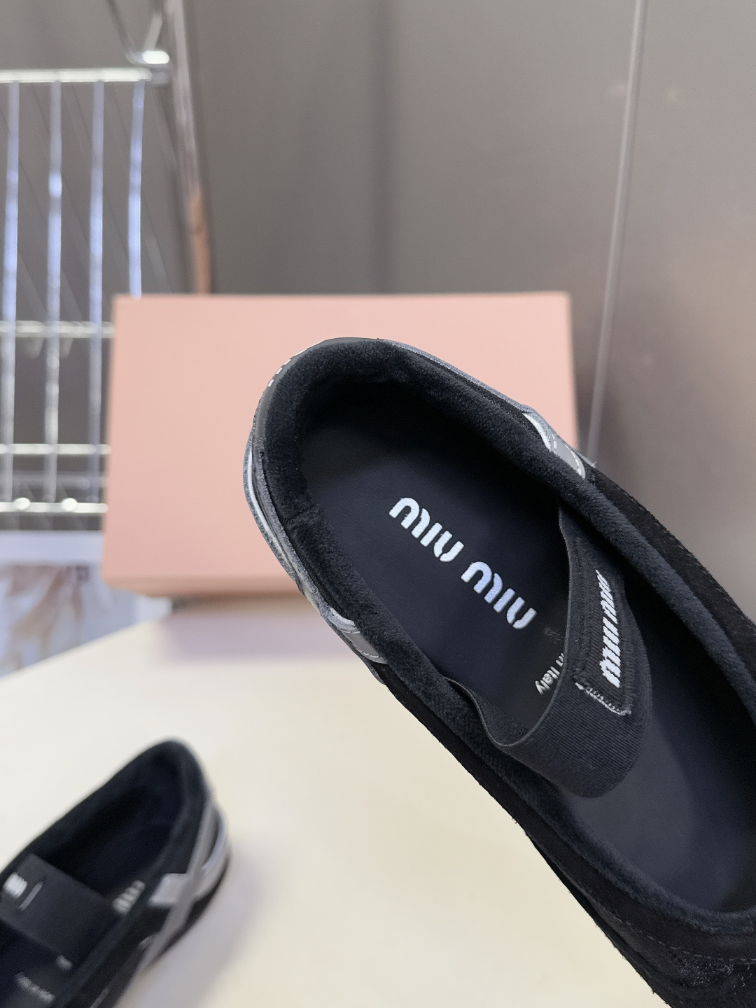 MiuMiu缪缪春夏最新走秀款复古休闲鞋 夹脚鞋官方秀场出镜率最高的单品 超多明星时尚博主种草 miu系