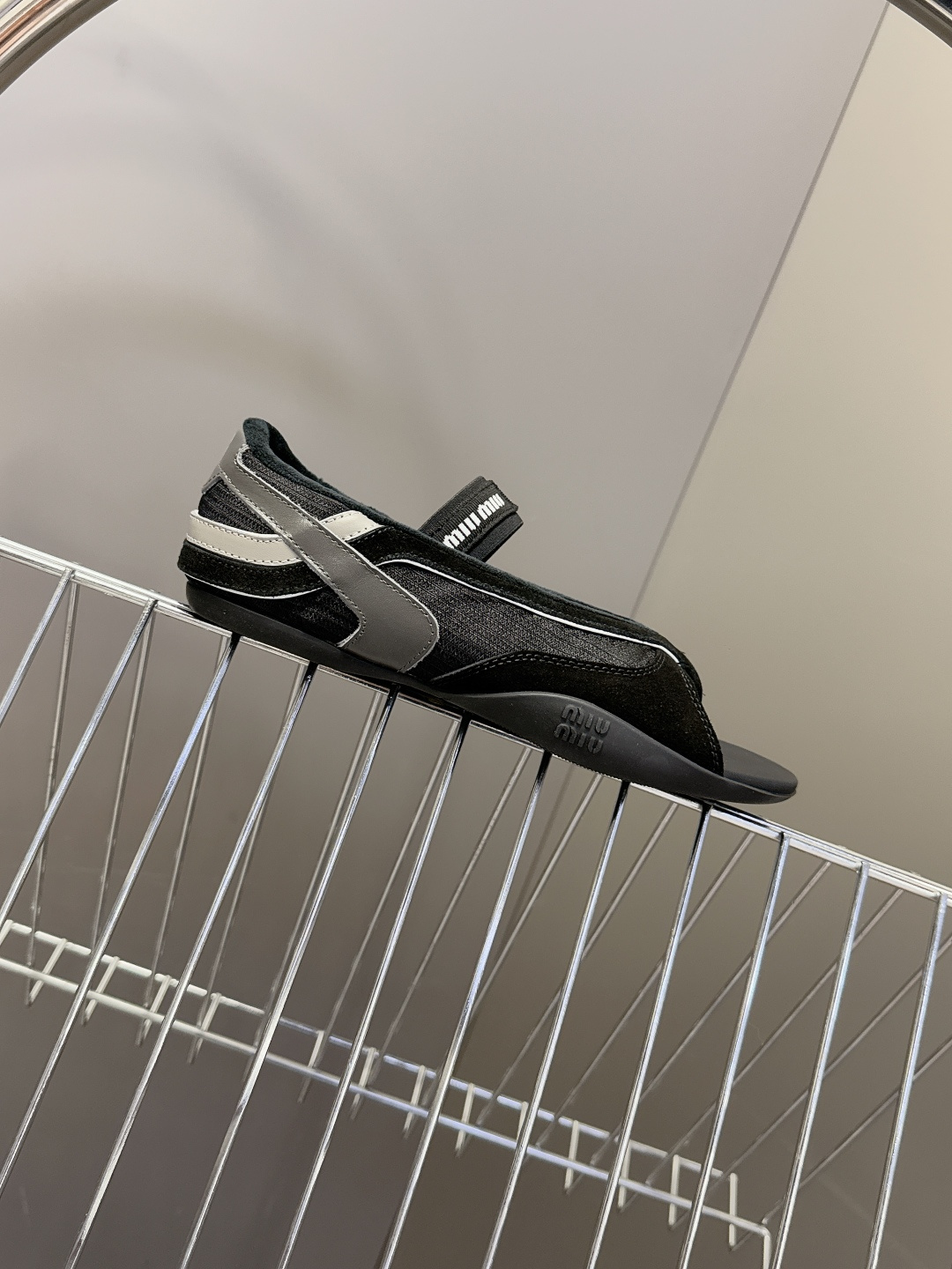 MiuMiu缪缪春夏最新走秀款复古休闲鞋 夹脚鞋官方秀场出镜率最高的单品 超多明星时尚博主种草 miu系