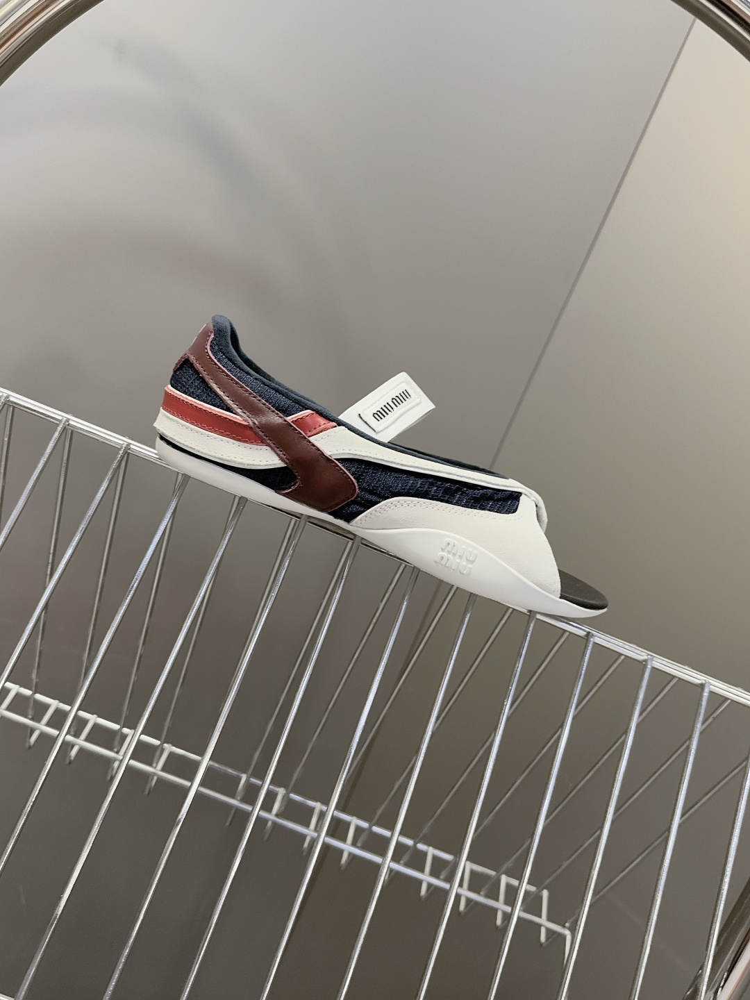 MiuMiu缪缪春夏最新走秀款复古休闲鞋 夹脚鞋官方秀场出镜率最高的单品 超多明星时尚博主种草 miu系