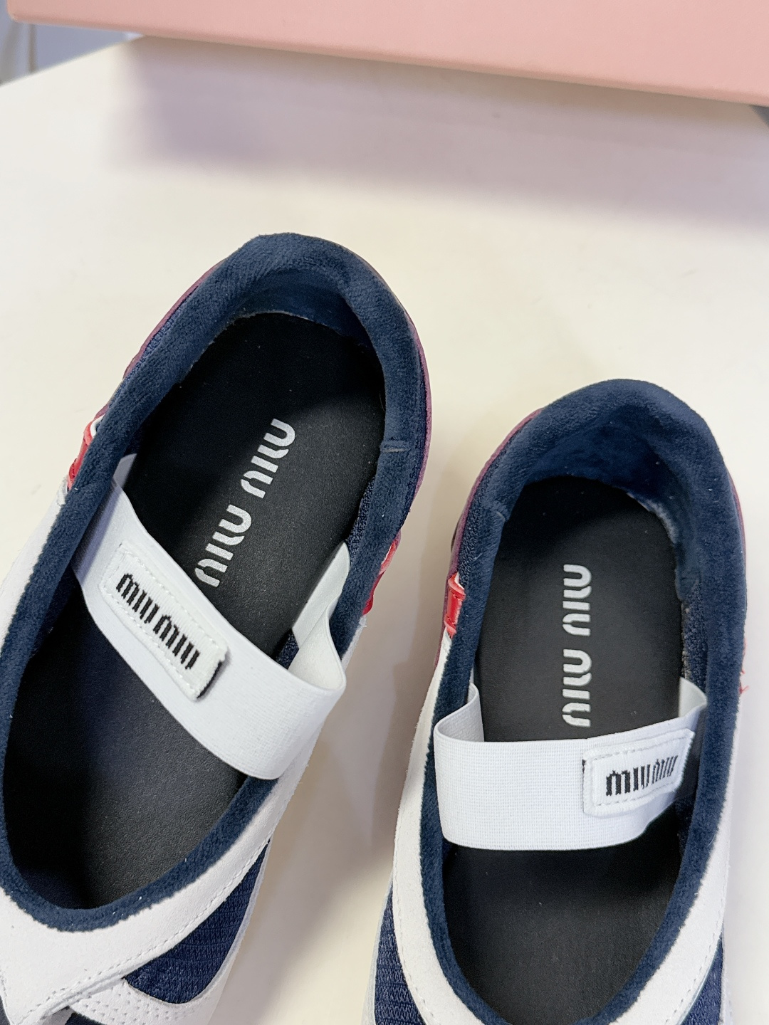 MiuMiu缪缪春夏最新走秀款复古休闲鞋 夹脚鞋官方秀场出镜率最高的单品 超多明星时尚博主种草 miu系