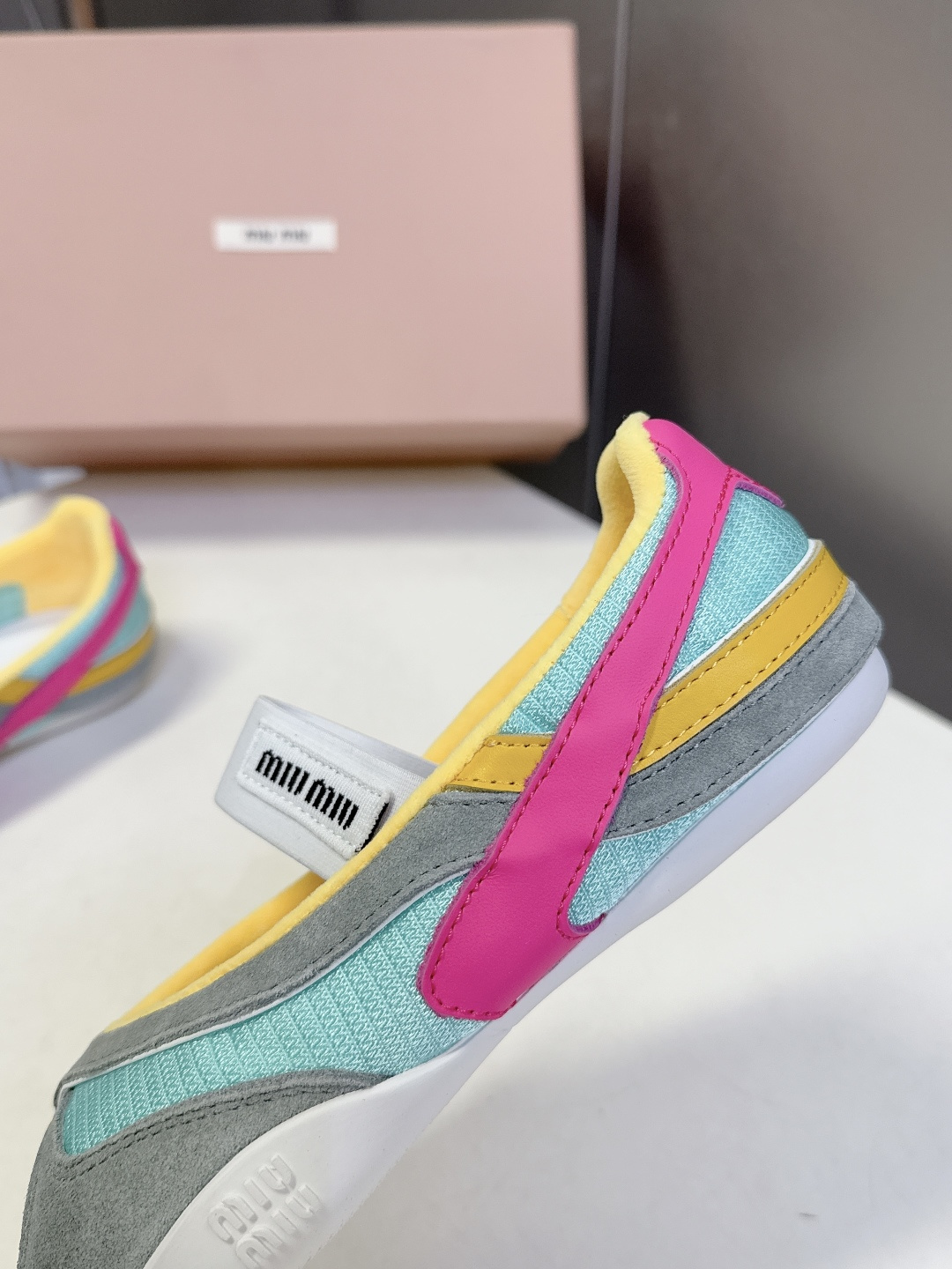 MiuMiu缪缪春夏最新走秀款复古休闲鞋 夹脚鞋官方秀场出镜率最高的单品 超多明星时尚博主种草 miu系