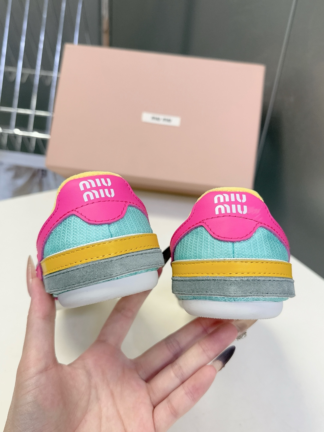 MiuMiu缪缪春夏最新走秀款复古休闲鞋 夹脚鞋官方秀场出镜率最高的单品 超多明星时尚博主种草 miu系