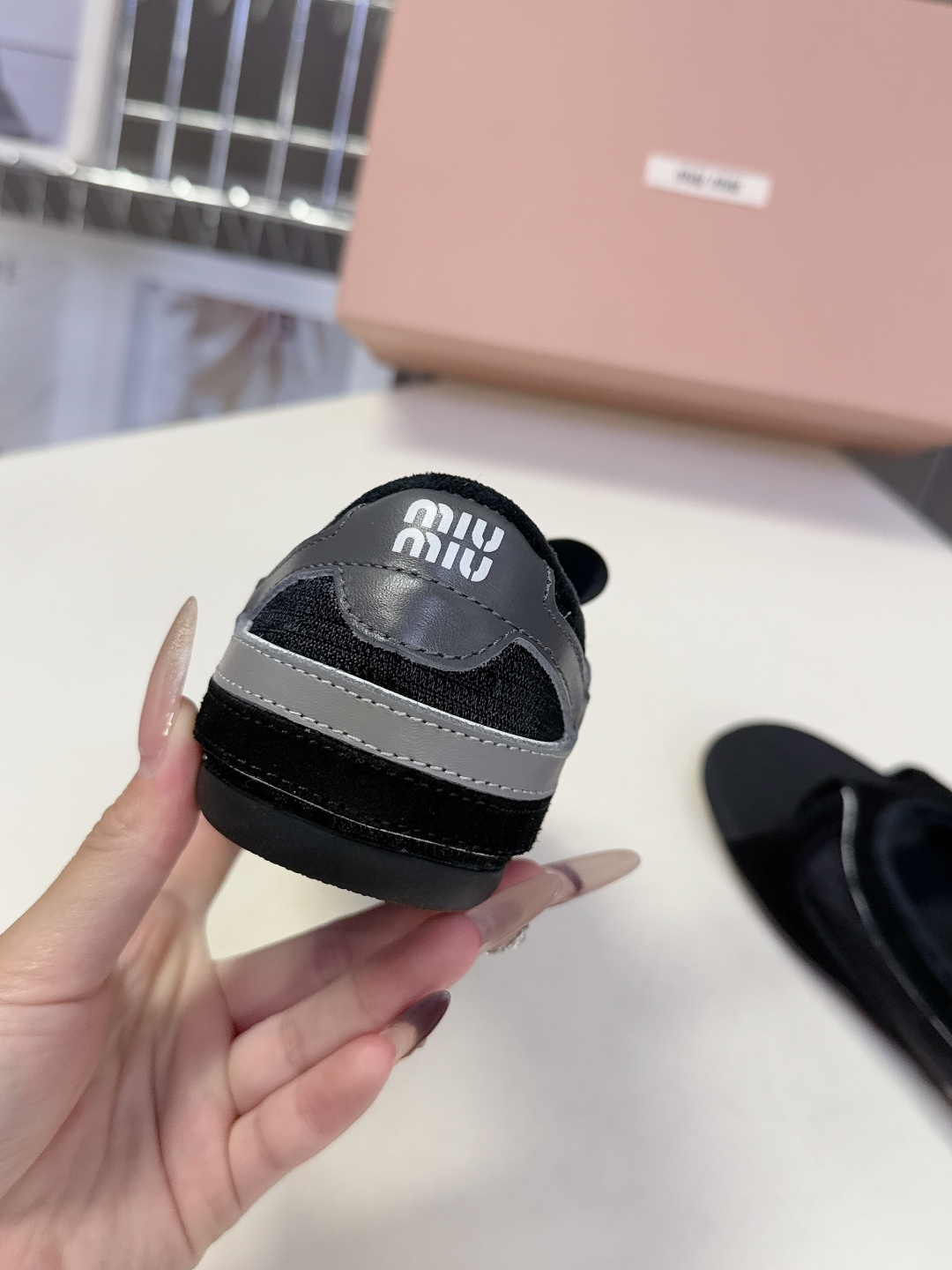 MiuMiu缪缪春夏最新走秀款复古休闲鞋 夹脚鞋官方秀场出镜率最高的单品 超多明星时尚博主种草 miu系