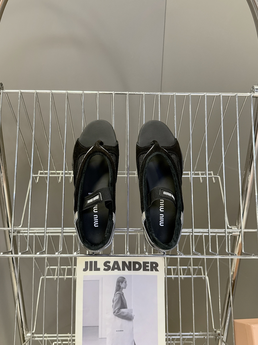 MiuMiu缪缪春夏最新走秀款复古休闲鞋 夹脚鞋官方秀场出镜率最高的单品 超多明星时尚博主种草 miu系