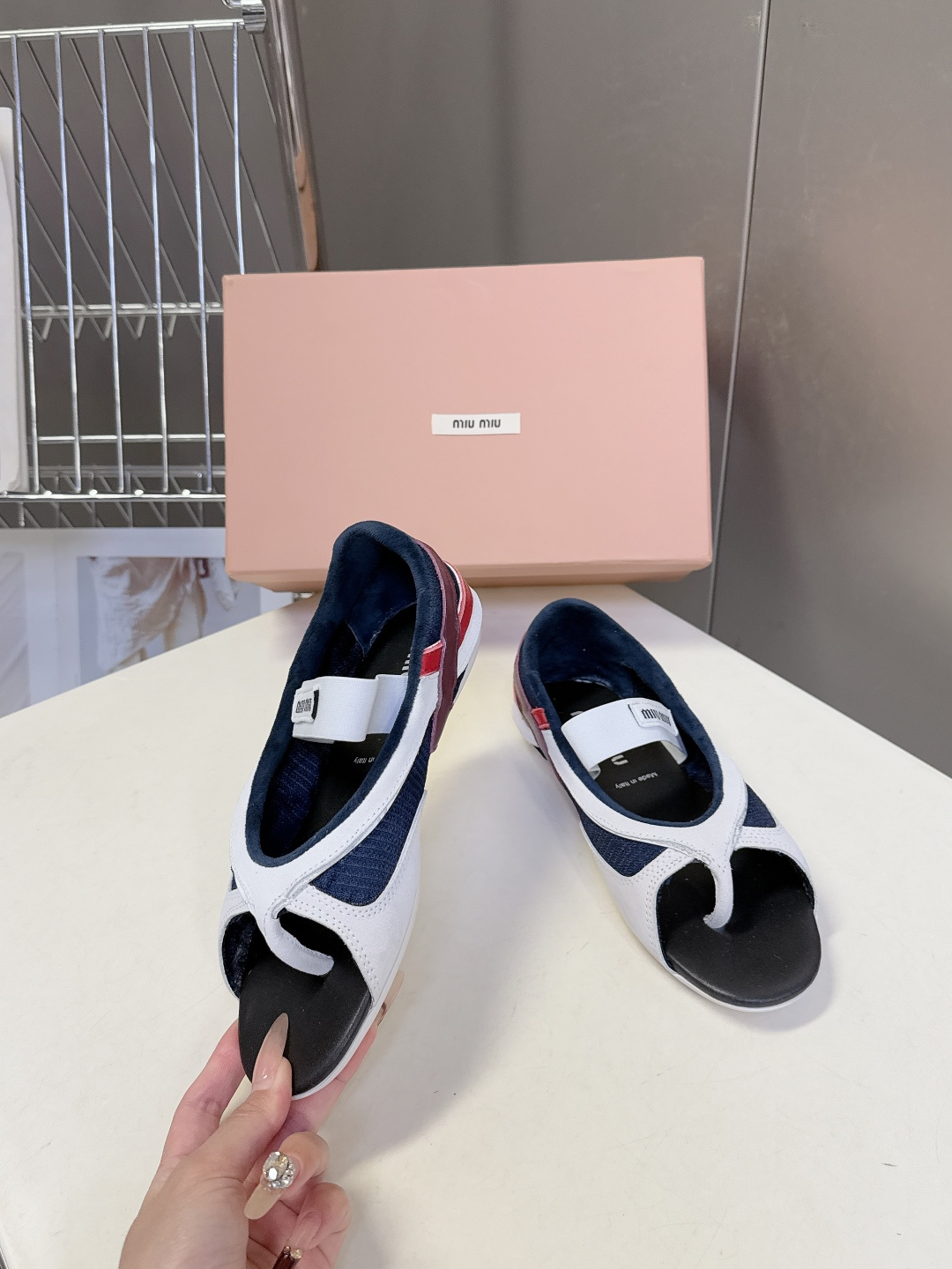 MiuMiu缪缪春夏最新走秀款复古休闲鞋 夹脚鞋官方秀场出镜率最高的单品 超多明星时尚博主种草 miu系