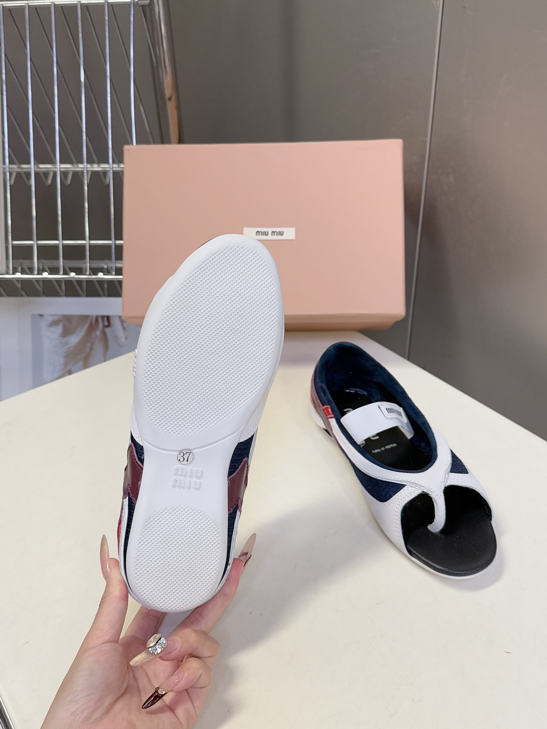 MiuMiu缪缪春夏最新走秀款复古休闲鞋 夹脚鞋官方秀场出镜率最高的单品 超多明星时尚博主种草 miu系