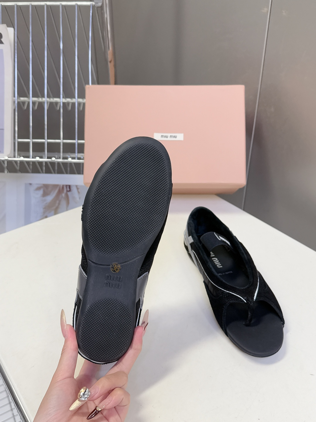 MiuMiu缪缪春夏最新走秀款复古休闲鞋 夹脚鞋官方秀场出镜率最高的单品 超多明星时尚博主种草 miu系
