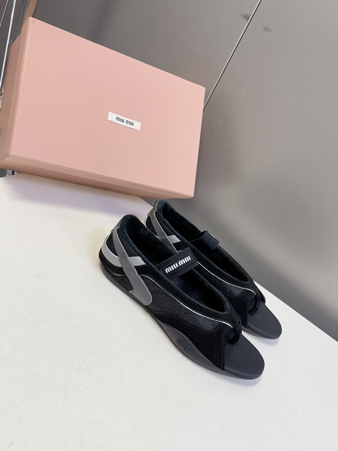 MiuMiu缪缪春夏最新走秀款复古休闲鞋 夹脚鞋官方秀场出镜率最高的单品 超多明星时尚博主种草 miu系