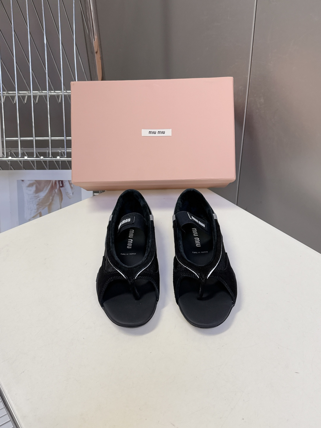 MiuMiu缪缪春夏最新走秀款复古休闲鞋 夹脚鞋官方秀场出镜率最高的单品 超多明星时尚博主种草 miu系