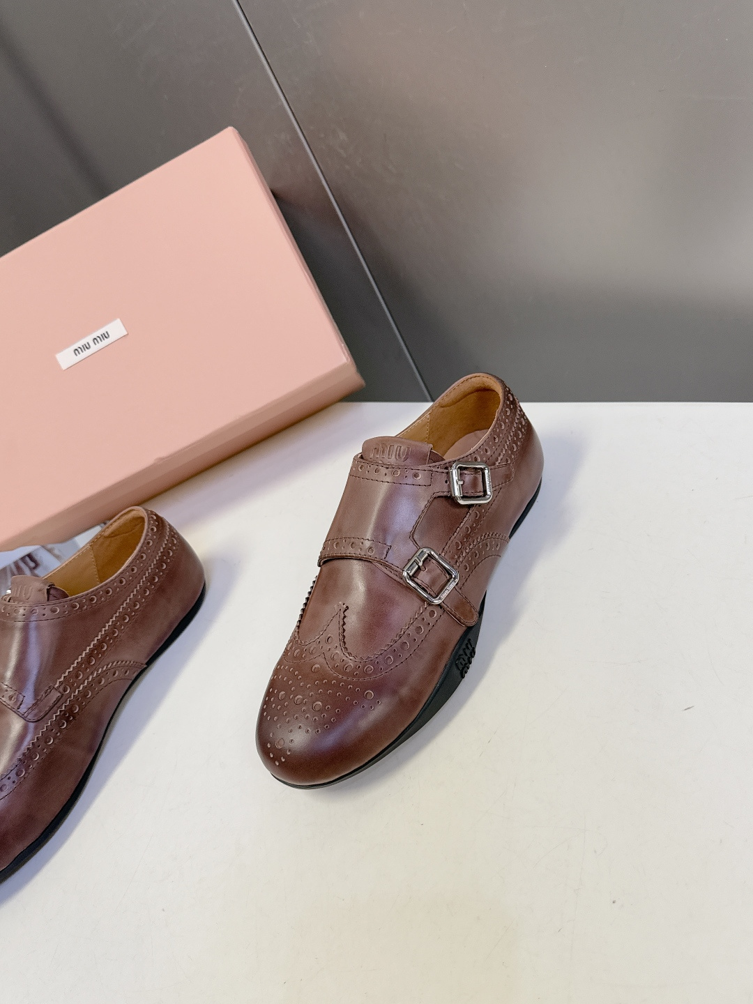 MiuMiu缪缪最新走秀款复古休闲鞋 德训鞋官方秀场出镜率最高的单品 超多明星时尚博主种草 miu系穿搭