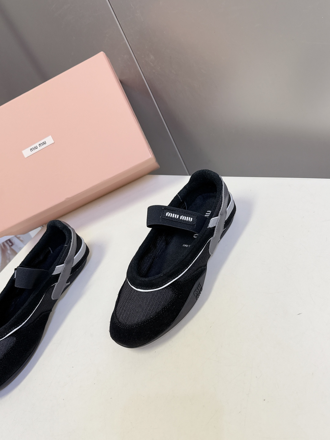 MiuMiu缪缪春夏最新走秀款复古休闲鞋 玛丽珍鞋官方秀场出镜率最高的单品 超多明星时尚博主种草 miu