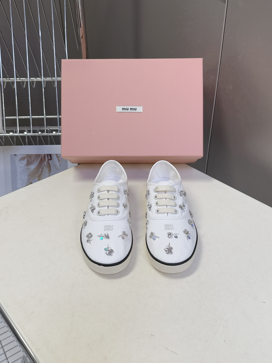 MiuMiu缪缪2026春夏最新走秀款复古休闲鞋 官方秀场出镜率最高的单品 超多明星时尚博主种草 miu