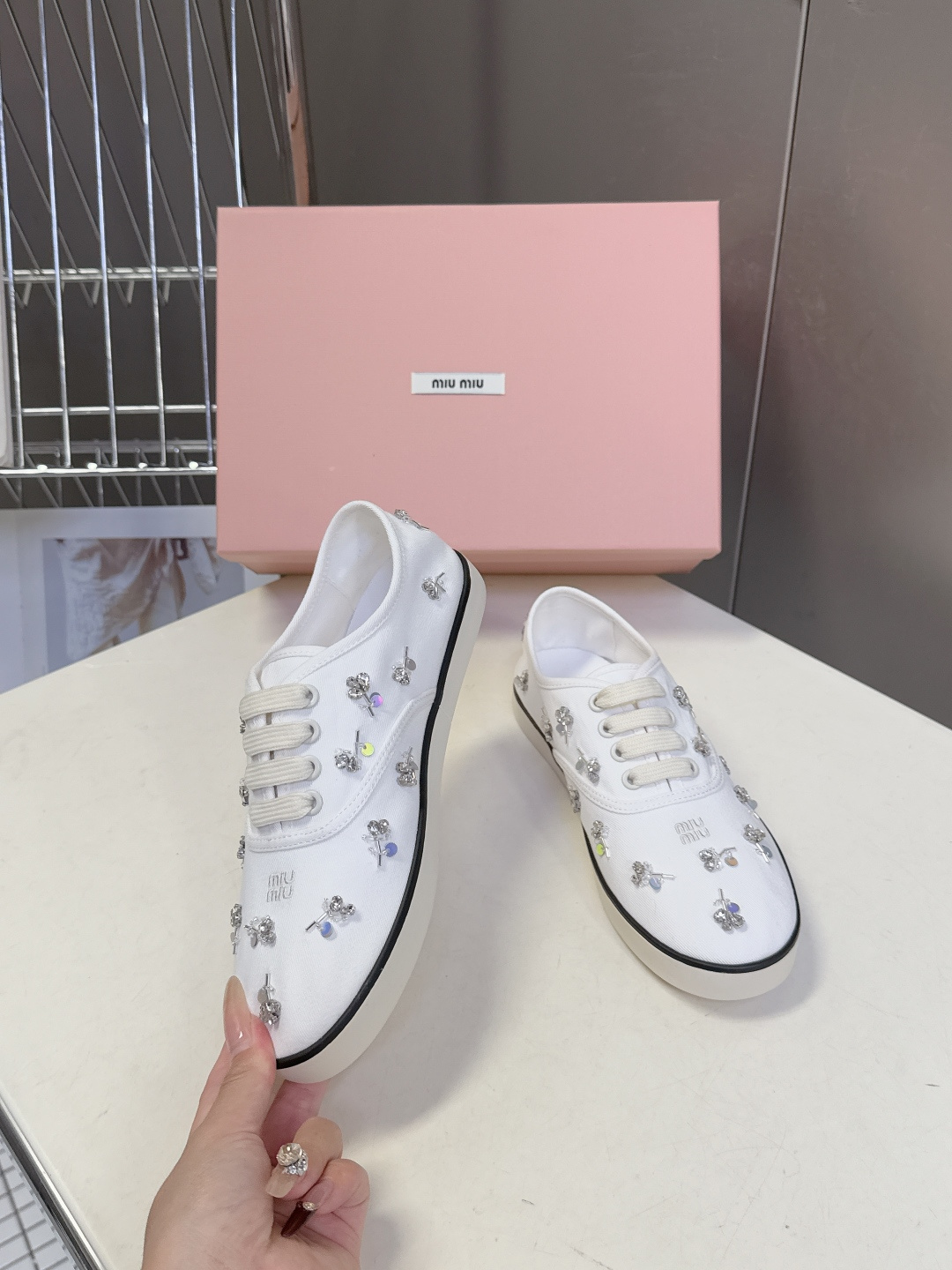 MiuMiu缪缪2026春夏最新走秀款复古休闲鞋 官方秀场出镜率最高的单品 超多明星时尚博主种草 miu