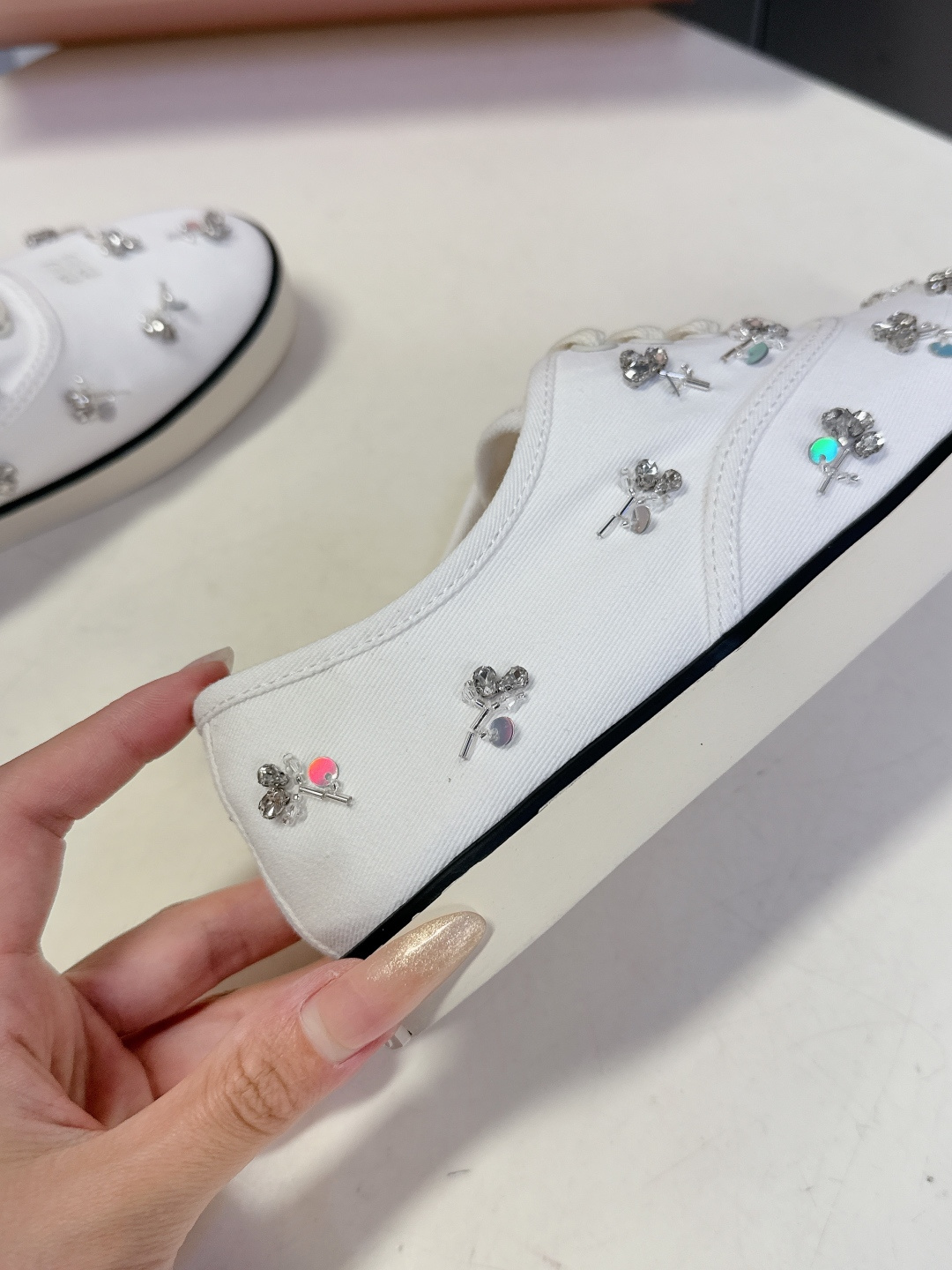 MiuMiu缪缪2026春夏最新走秀款复古休闲鞋 官方秀场出镜率最高的单品 超多明星时尚博主种草 miu