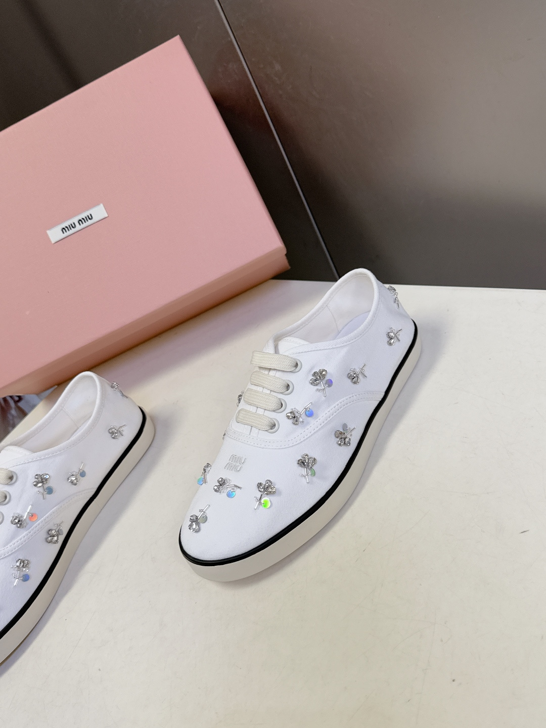 MiuMiu缪缪2026春夏最新走秀款复古休闲鞋 官方秀场出镜率最高的单品 超多明星时尚博主种草 miu