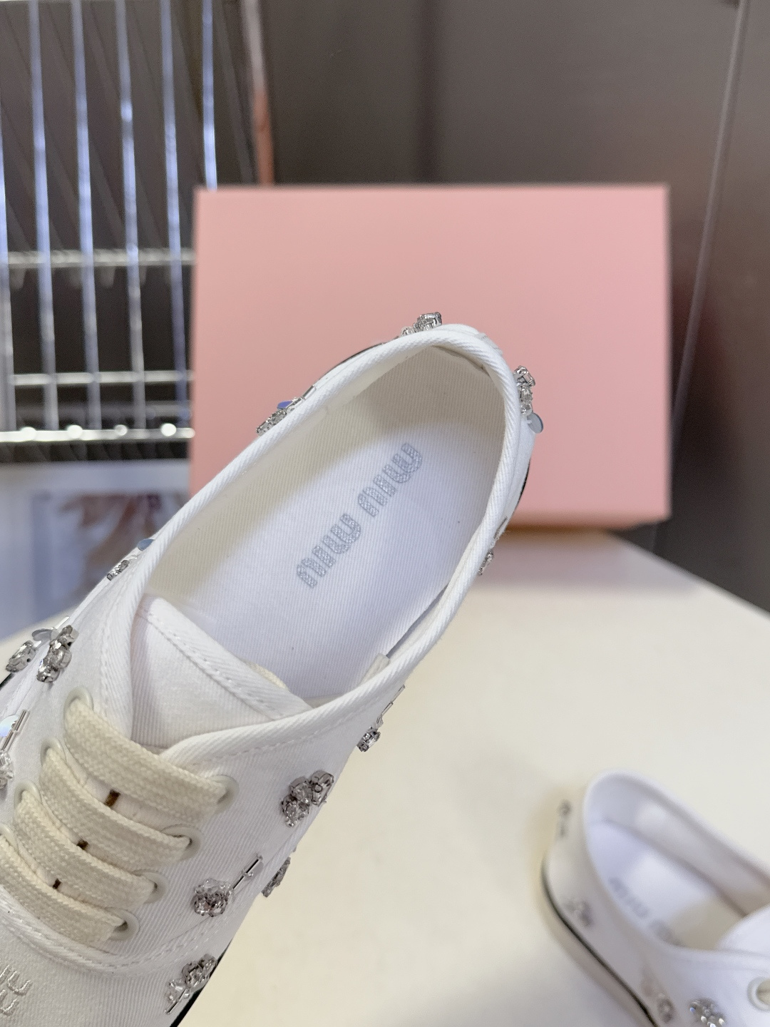 MiuMiu缪缪2026春夏最新走秀款复古休闲鞋 官方秀场出镜率最高的单品 超多明星时尚博主种草 miu