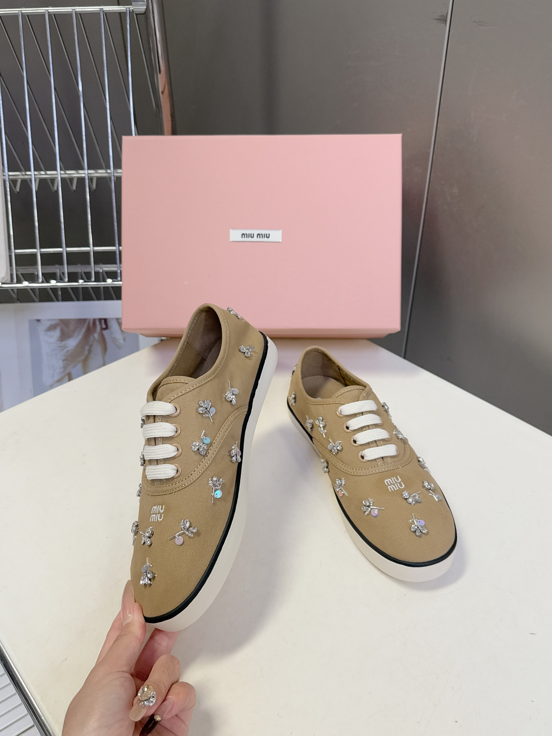 MiuMiu缪缪2026春夏最新走秀款复古休闲鞋 官方秀场出镜率最高的单品 超多明星时尚博主种草 miu