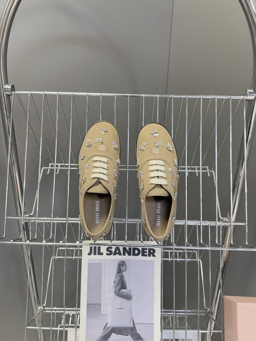 MiuMiu缪缪2026春夏最新走秀款复古休闲鞋 官方秀场出镜率最高的单品 超多明星时尚博主种草 miu