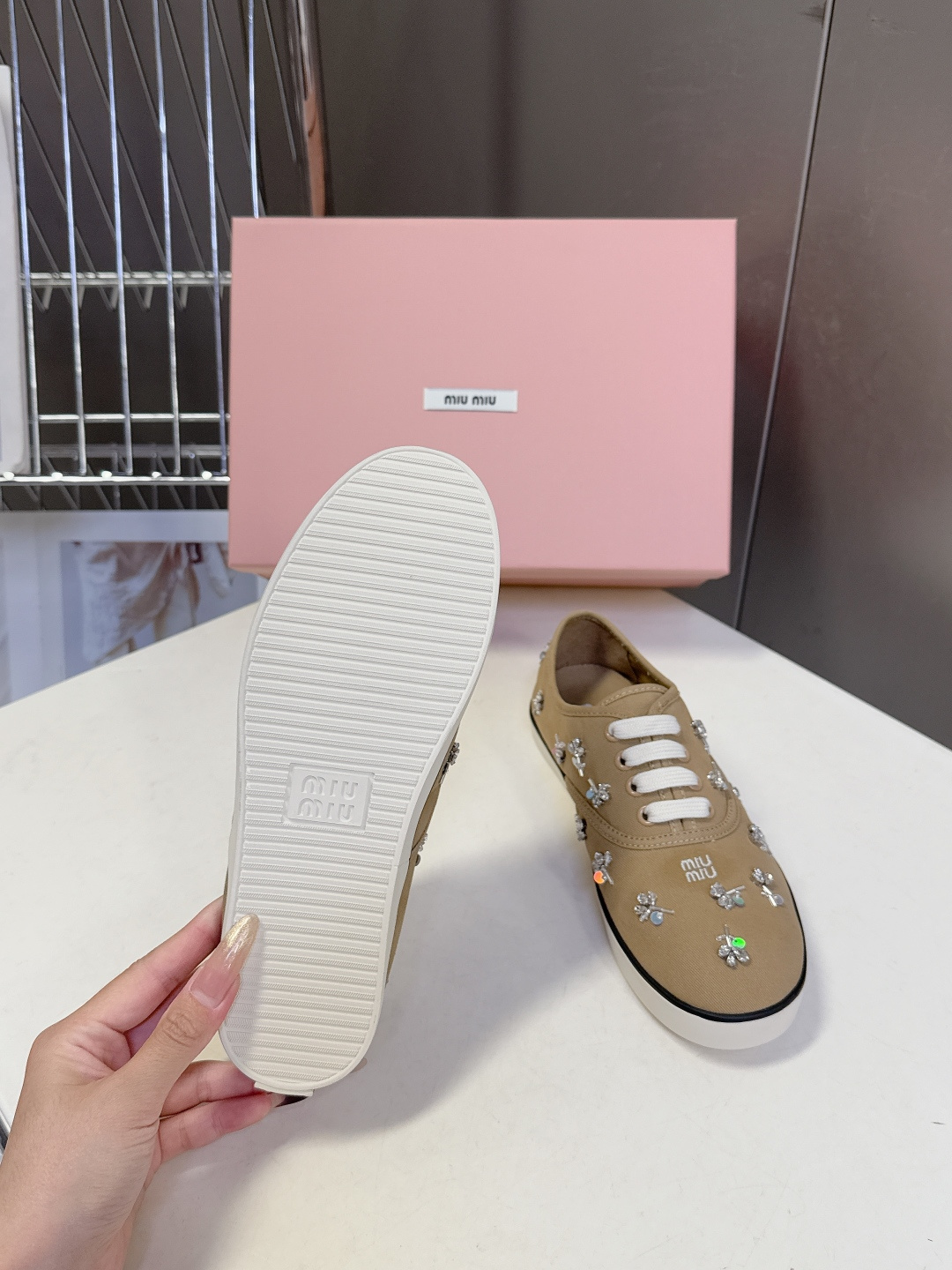 MiuMiu缪缪2026春夏最新走秀款复古休闲鞋 官方秀场出镜率最高的单品 超多明星时尚博主种草 miu