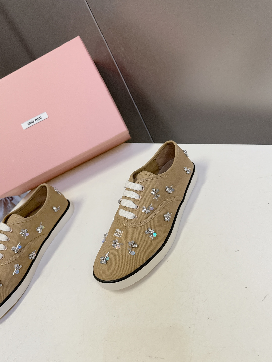 MiuMiu缪缪2026春夏最新走秀款复古休闲鞋 官方秀场出镜率最高的单品 超多明星时尚博主种草 miu