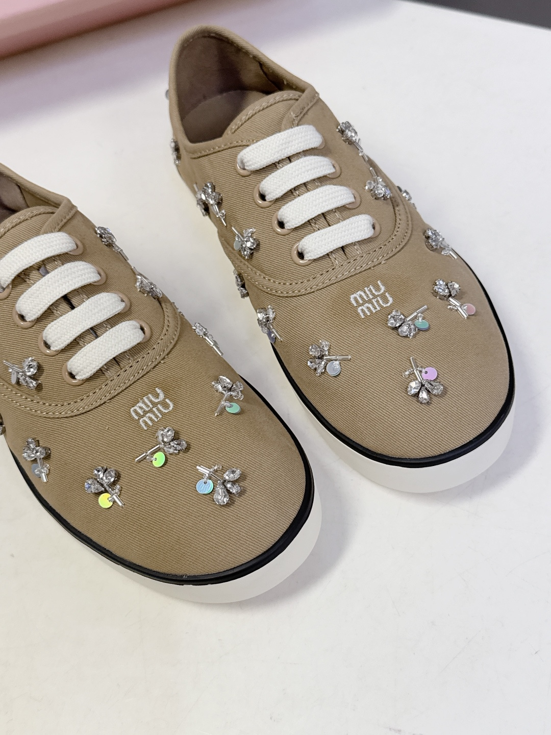 MiuMiu缪缪2026春夏最新走秀款复古休闲鞋 官方秀场出镜率最高的单品 超多明星时尚博主种草 miu