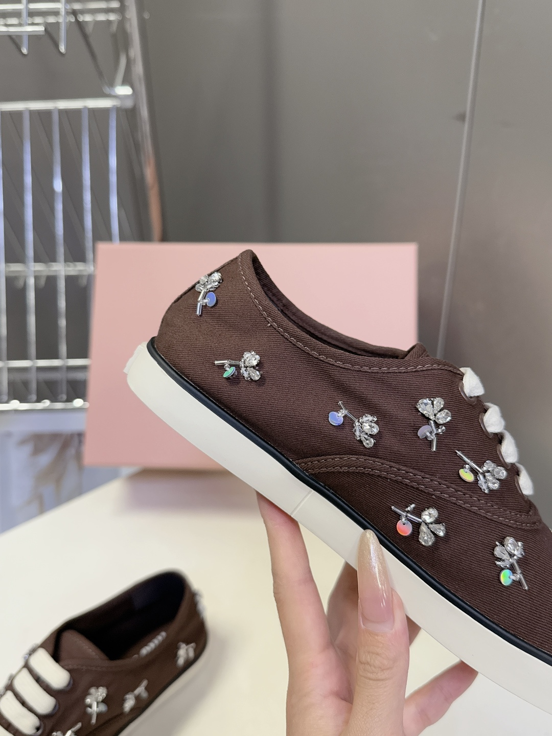 MiuMiu缪缪2026春夏最新走秀款复古休闲鞋 官方秀场出镜率最高的单品 超多明星时尚博主种草 miu