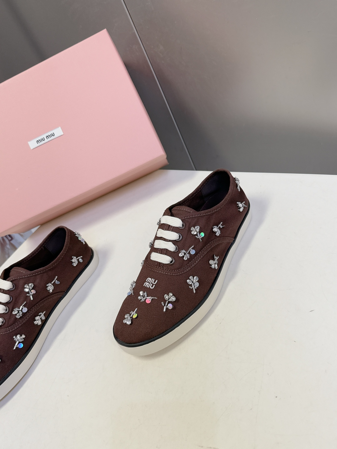 MiuMiu缪缪2026春夏最新走秀款复古休闲鞋 官方秀场出镜率最高的单品 超多明星时尚博主种草 miu