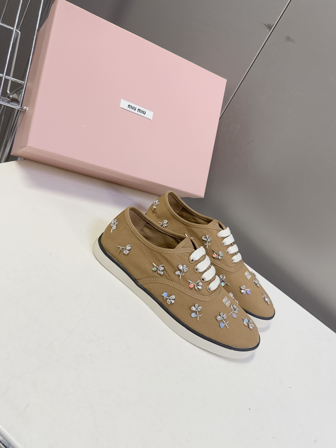 MiuMiu缪缪2026春夏最新走秀款复古休闲鞋 官方秀场出镜率最高的单品 超多明星时尚博主种草 miu