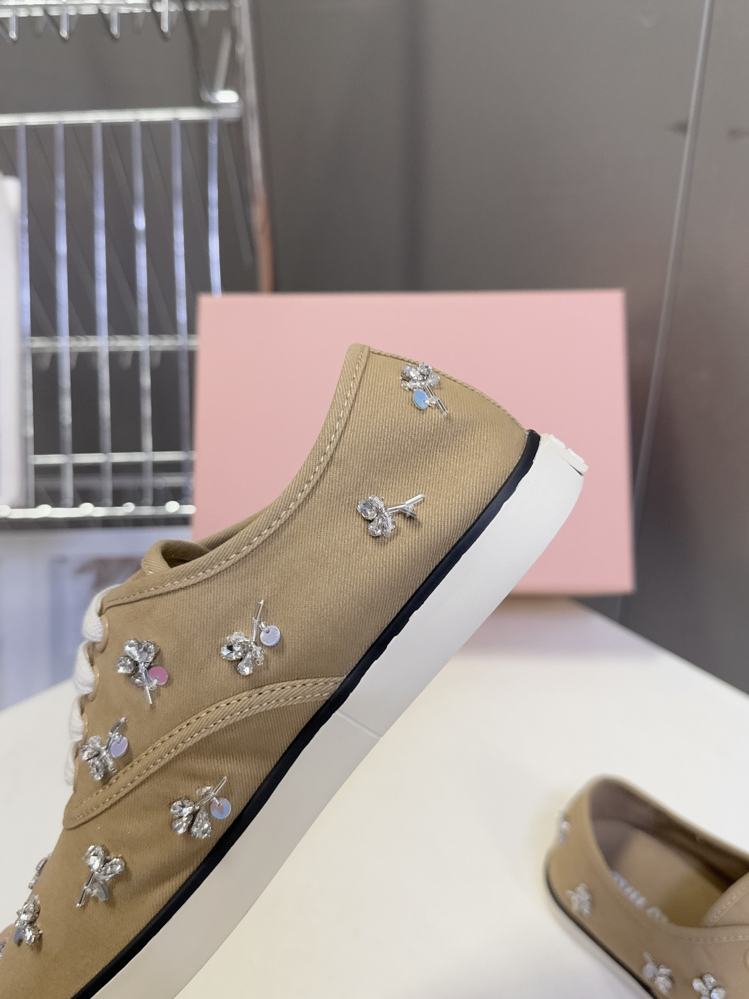 MiuMiu缪缪2026春夏最新走秀款复古休闲鞋 官方秀场出镜率最高的单品 超多明星时尚博主种草 miu