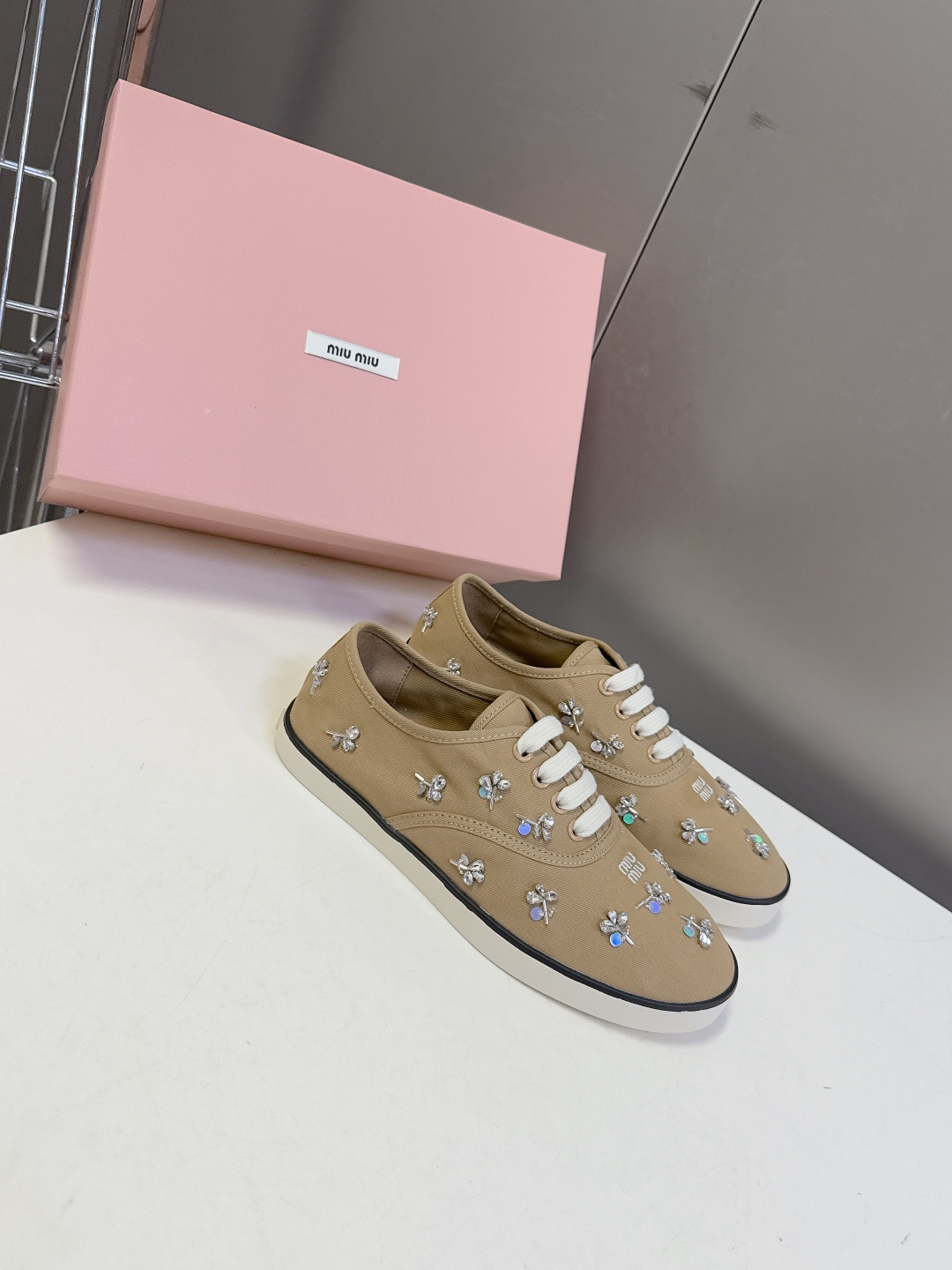 MiuMiu缪缪2026春夏最新走秀款复古休闲鞋 官方秀场出镜率最高的单品 超多明星时尚博主种草 miu