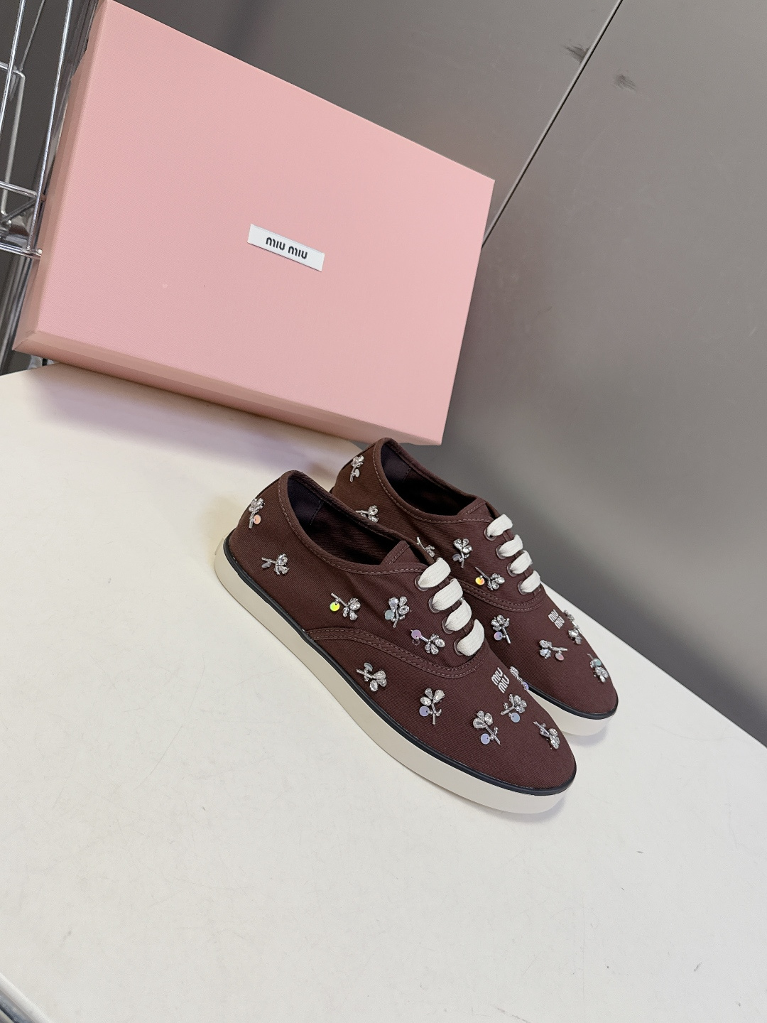 MiuMiu缪缪2026春夏最新走秀款复古休闲鞋 官方秀场出镜率最高的单品 超多明星时尚博主种草 miu