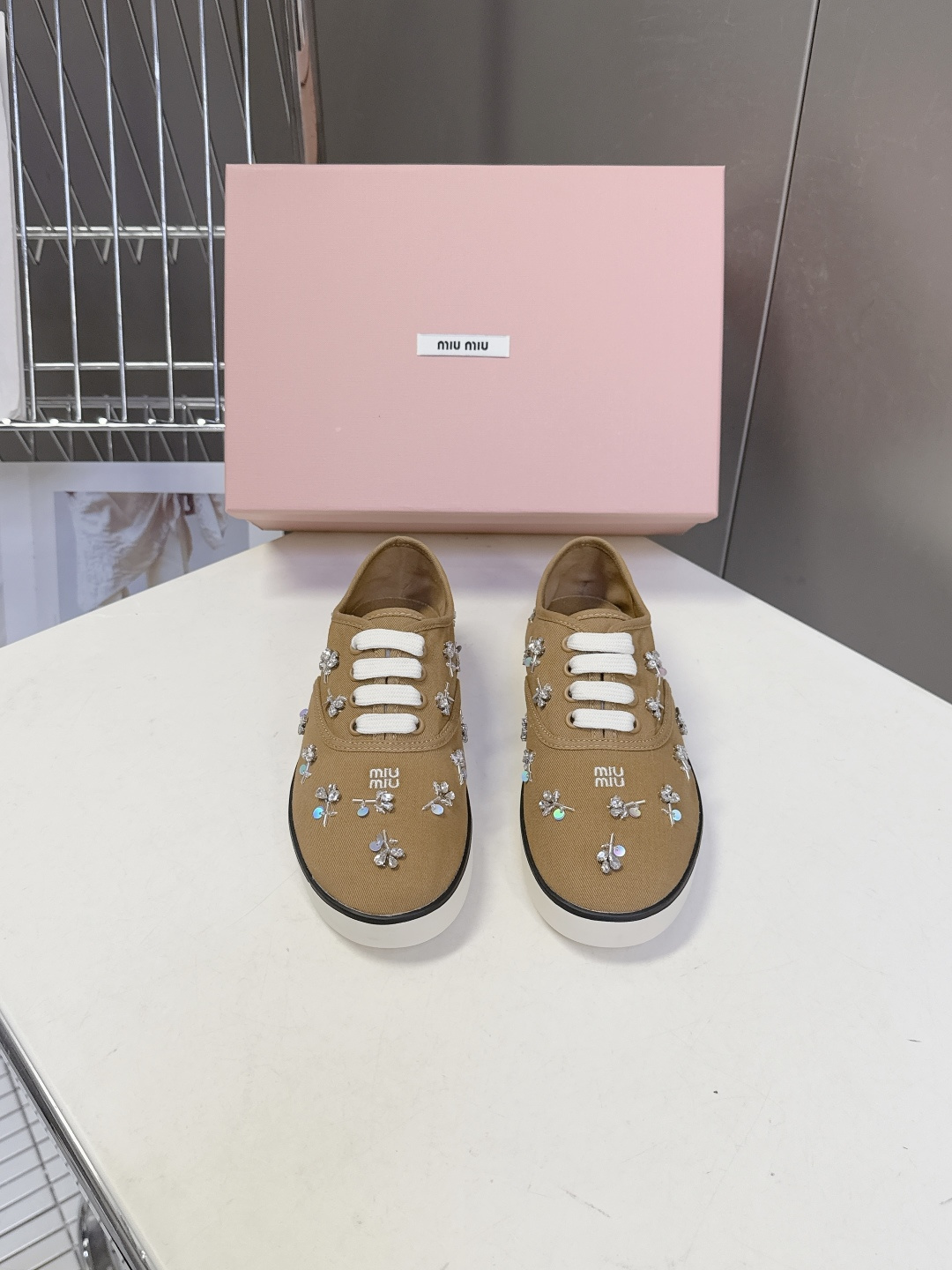 MiuMiu缪缪2026春夏最新走秀款复古休闲鞋 官方秀场出镜率最高的单品 超多明星时尚博主种草 miu