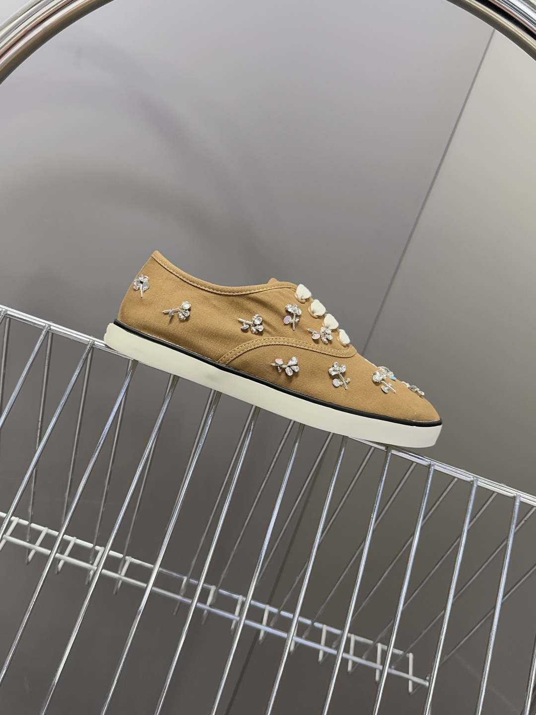 MiuMiu缪缪2026春夏最新走秀款复古休闲鞋 官方秀场出镜率最高的单品 超多明星时尚博主种草 miu