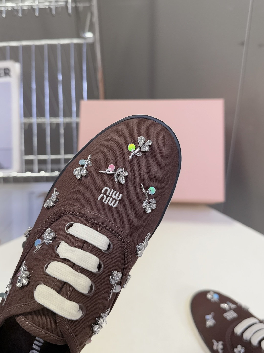 MiuMiu缪缪2026春夏最新走秀款复古休闲鞋 官方秀场出镜率最高的单品 超多明星时尚博主种草 miu