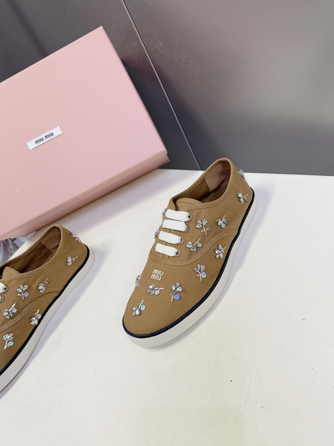 MiuMiu缪缪2026春夏最新走秀款复古休闲鞋 官方秀场出镜率最高的单品 超多明星时尚博主种草 miu