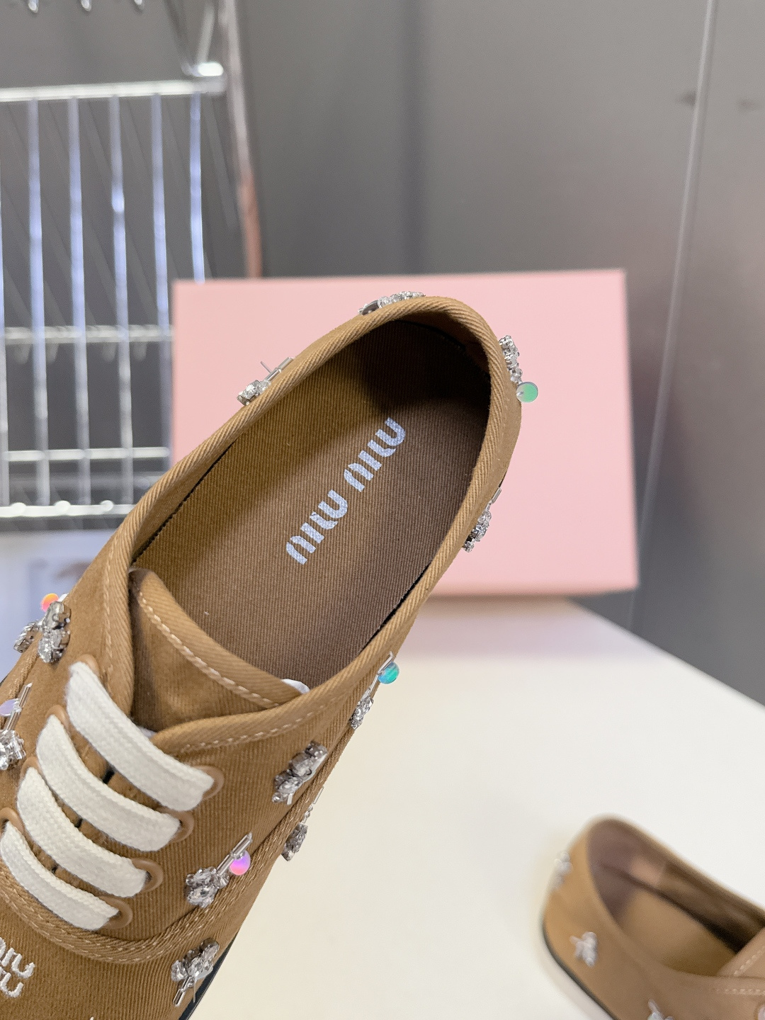 MiuMiu缪缪2026春夏最新走秀款复古休闲鞋 官方秀场出镜率最高的单品 超多明星时尚博主种草 miu