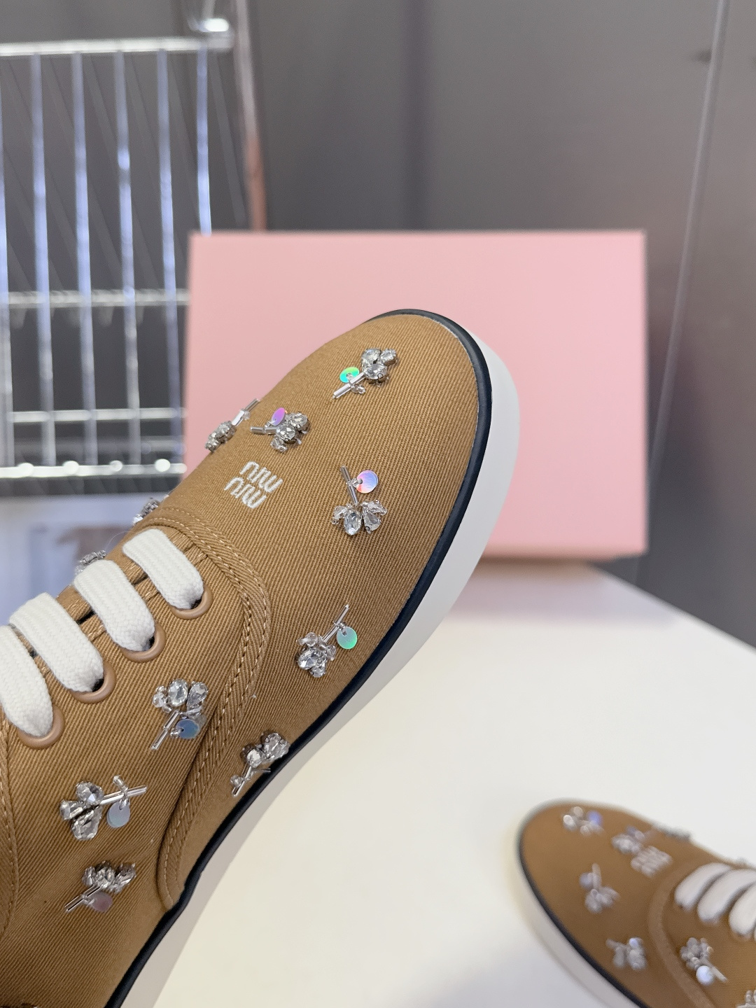 MiuMiu缪缪2026春夏最新走秀款复古休闲鞋 官方秀场出镜率最高的单品 超多明星时尚博主种草 miu